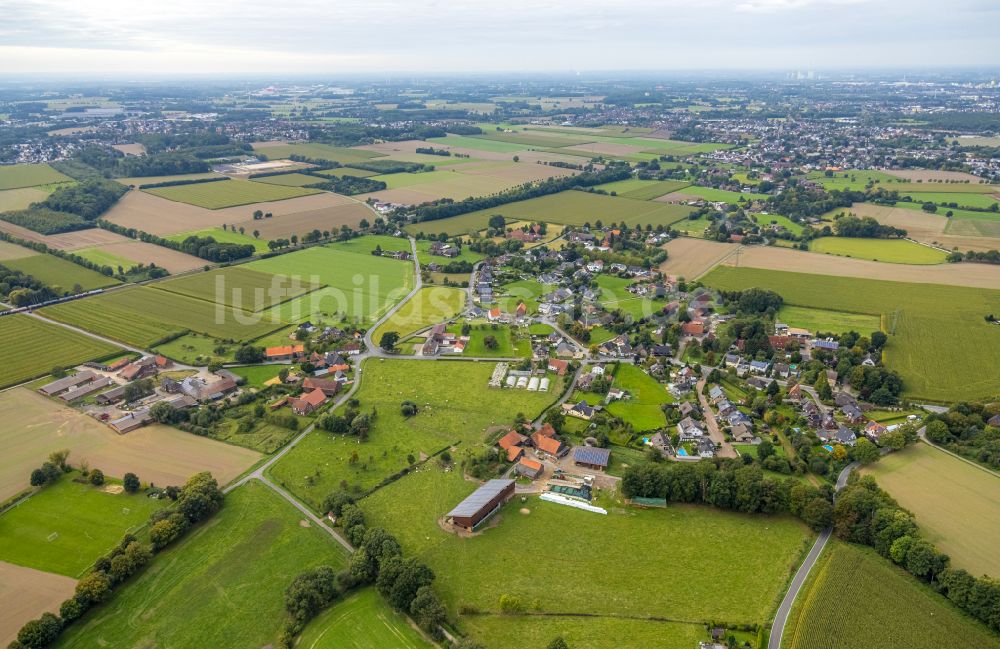 Osttünnen von oben - Dorfkern am Feldrand in Osttünnen im Bundesland Nordrhein-Westfalen, Deutschland