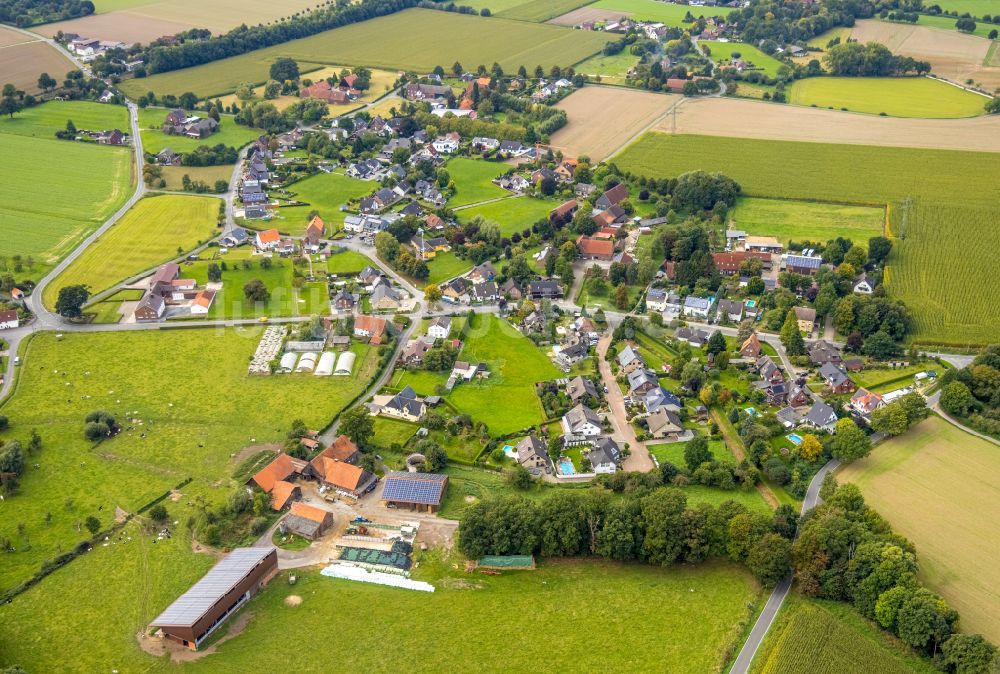 Osttünnen aus der Vogelperspektive: Dorfkern am Feldrand in Osttünnen im Bundesland Nordrhein-Westfalen, Deutschland