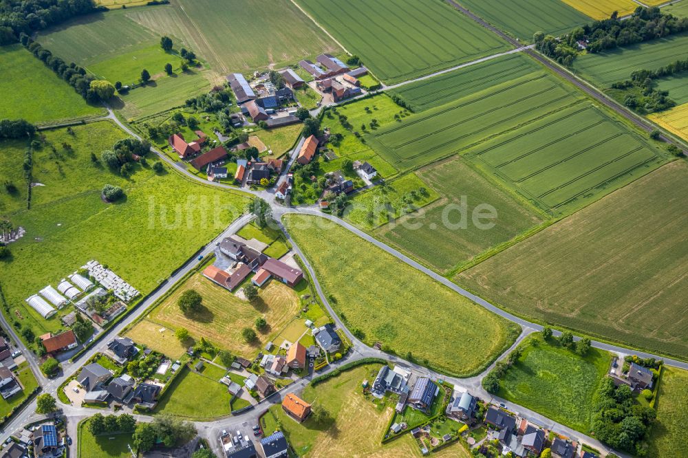 Luftaufnahme Osttünnen - Dorfkern am Feldrand in Osttünnen im Bundesland Nordrhein-Westfalen, Deutschland