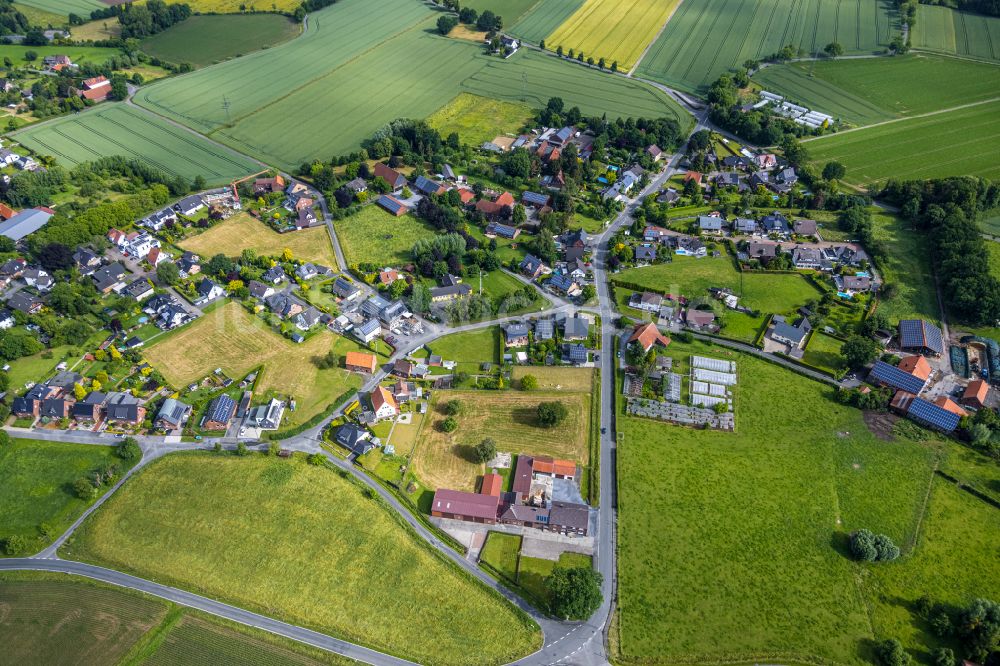 Osttünnen aus der Vogelperspektive: Dorfkern am Feldrand in Osttünnen im Bundesland Nordrhein-Westfalen, Deutschland