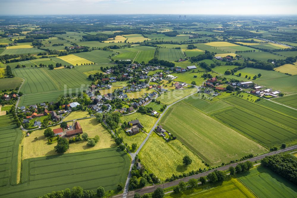 Osttünnen von oben - Dorfkern am Feldrand in Osttünnen im Bundesland Nordrhein-Westfalen, Deutschland