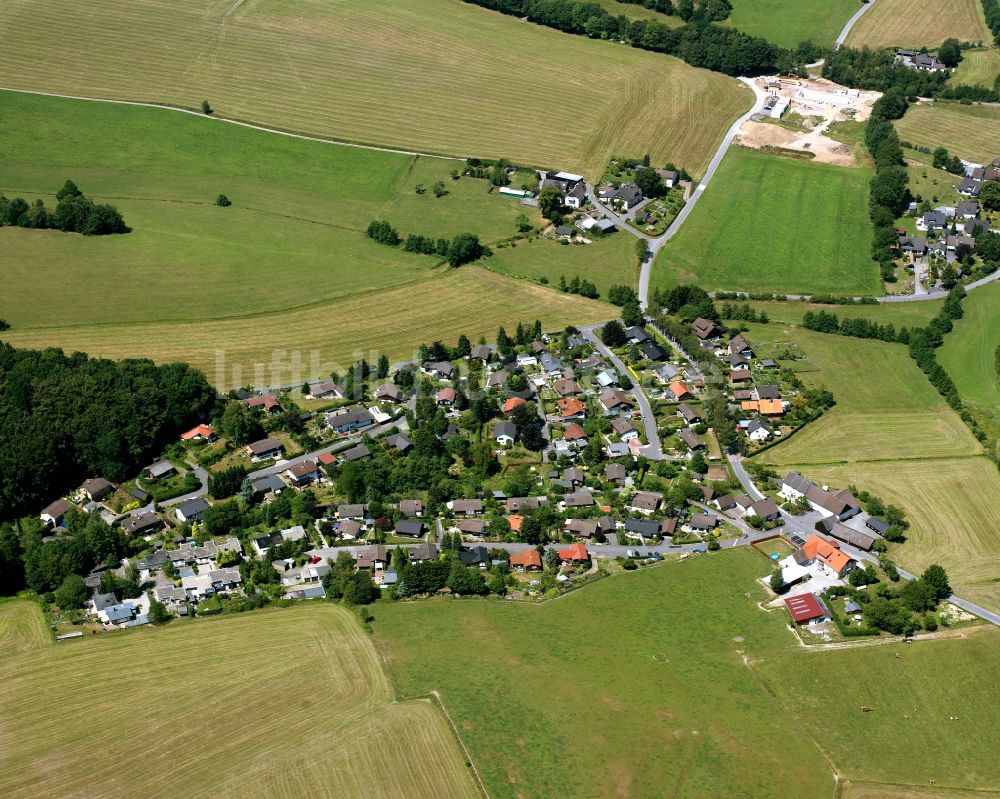 Luftaufnahme Padberg - Dorfkern am Feldrand in Padberg im Bundesland Nordrhein-Westfalen, Deutschland