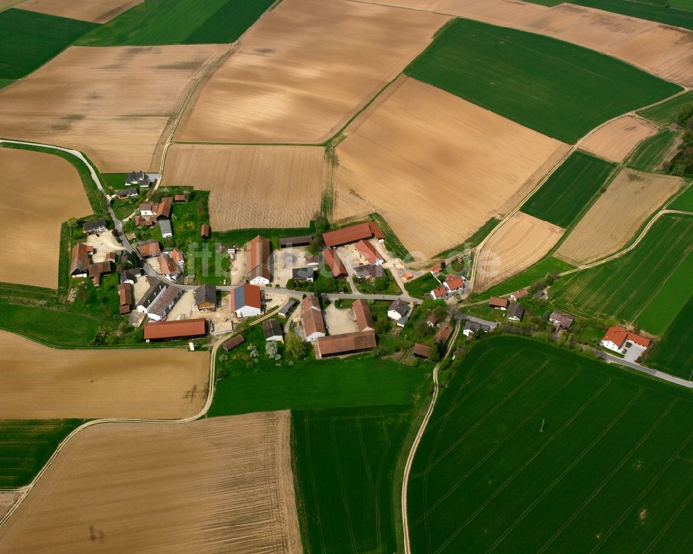 Padering aus der Vogelperspektive: Dorfkern am Feldrand in Padering im Bundesland Bayern, Deutschland