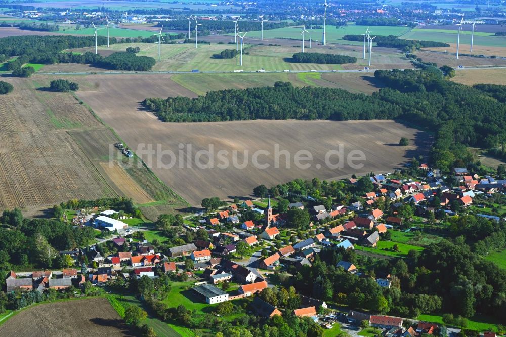 Luftaufnahme Papenbruch - Dorfkern am Feldrand in Papenbruch im Bundesland Brandenburg, Deutschland