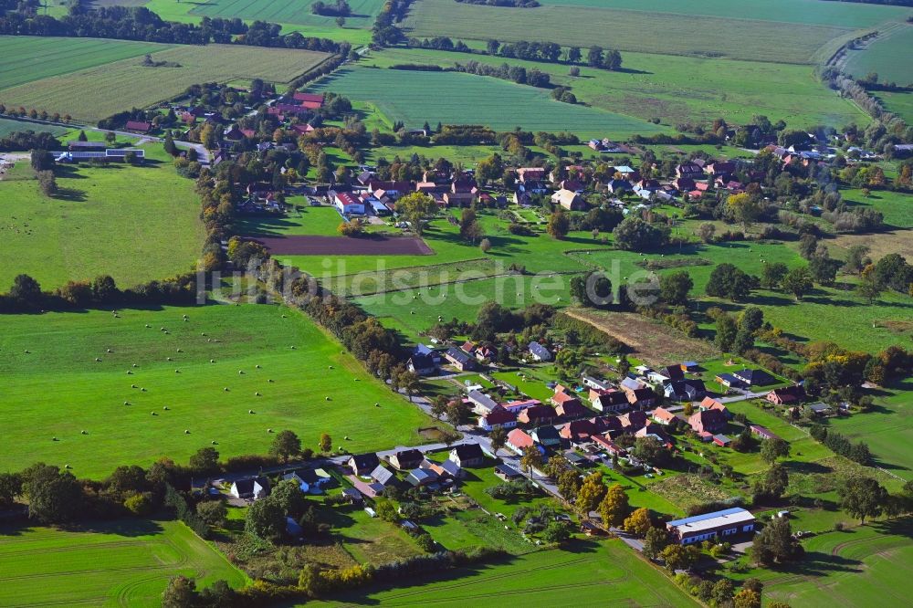 Perdöhl von oben - Dorfkern am Feldrand in Perdöhl im Bundesland Mecklenburg-Vorpommern, Deutschland