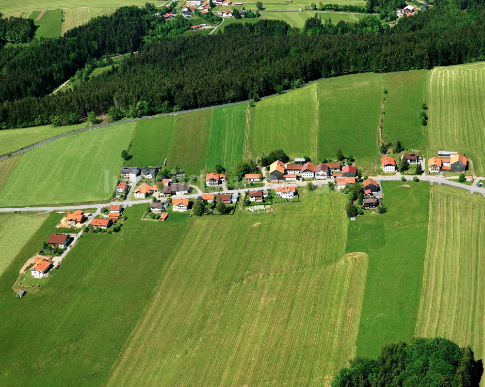 Perlesöd von oben - Dorfkern am Feldrand in Perlesöd im Bundesland Bayern, Deutschland