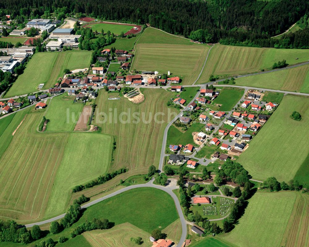 Perlesöd aus der Vogelperspektive: Dorfkern am Feldrand in Perlesöd im Bundesland Bayern, Deutschland