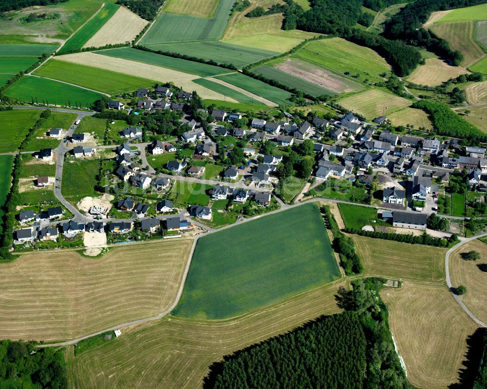 Perscheid von oben - Dorfkern am Feldrand in Perscheid im Bundesland Rheinland-Pfalz, Deutschland