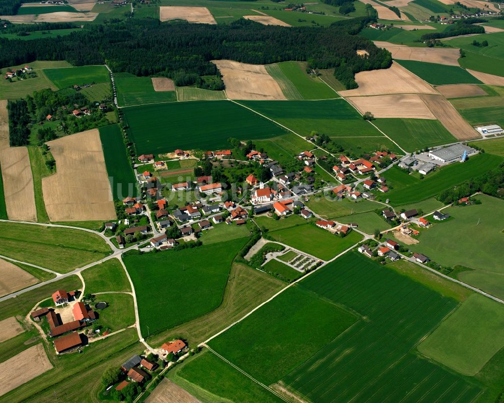 Luftbild Peterskirchen - Dorfkern am Feldrand in Peterskirchen im Bundesland Bayern, Deutschland