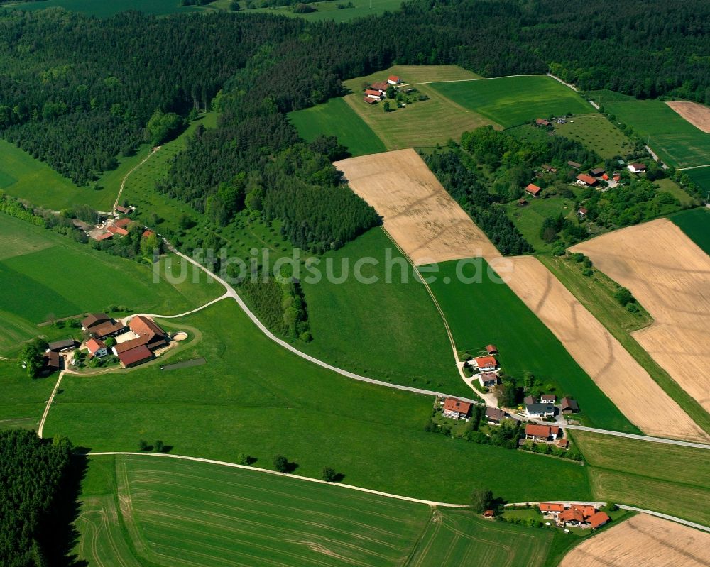 Luftaufnahme Peterskirchen - Dorfkern am Feldrand in Peterskirchen im Bundesland Bayern, Deutschland