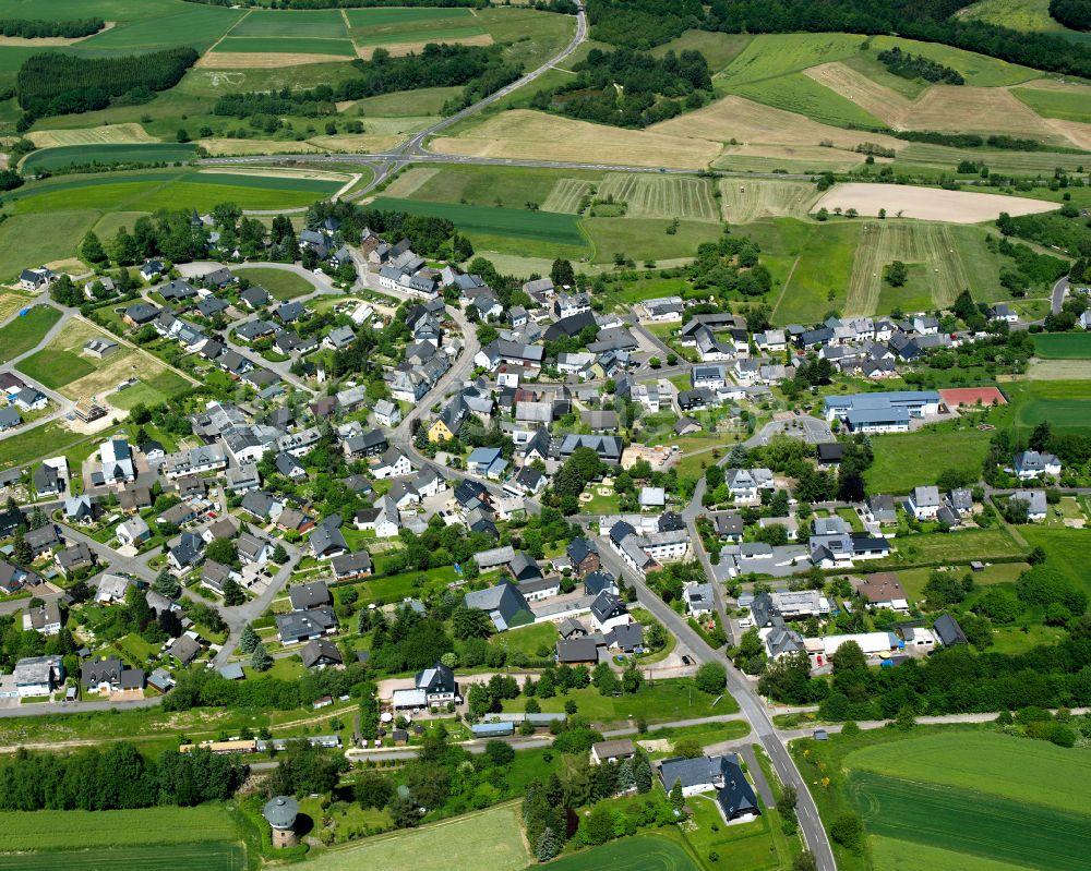 Pfalzfeld aus der Vogelperspektive: Dorfkern am Feldrand in Pfalzfeld im Bundesland Rheinland-Pfalz, Deutschland