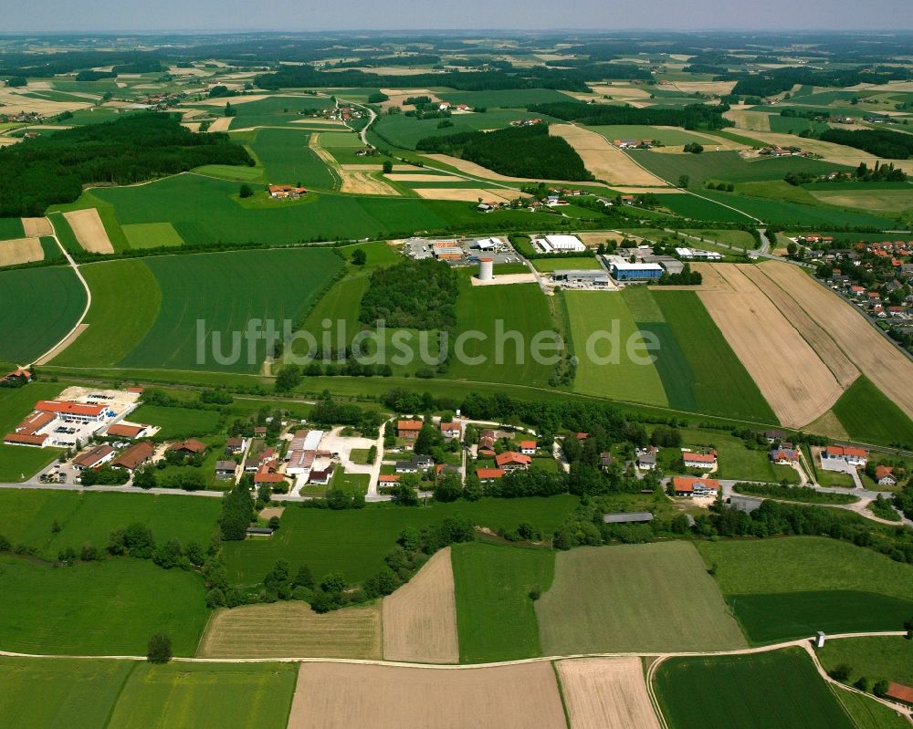 Plaikamühle aus der Vogelperspektive: Dorfkern am Feldrand in Plaikamühle im Bundesland Bayern, Deutschland