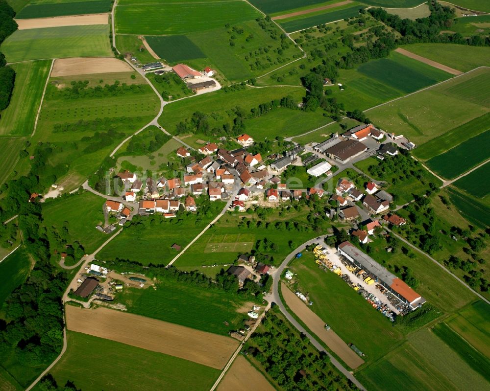 Pliensbach von oben - Dorfkern am Feldrand in Pliensbach im Bundesland Baden-Württemberg, Deutschland