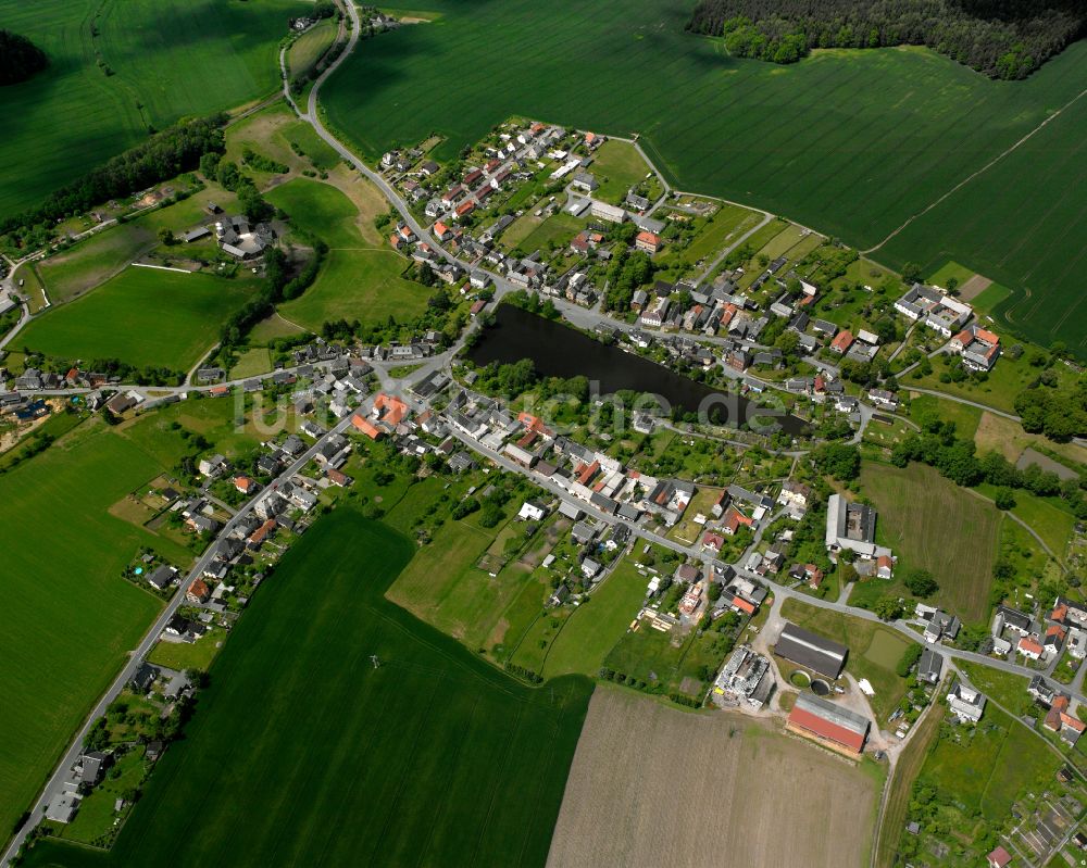 Pöllwitz aus der Vogelperspektive: Dorfkern am Feldrand in Pöllwitz im Bundesland Thüringen, Deutschland