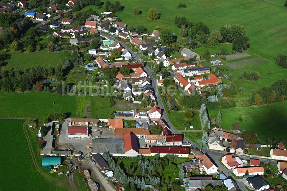 Polzen aus der Vogelperspektive: Dorfkern am Feldrand in Polzen im Bundesland Brandenburg, Deutschland