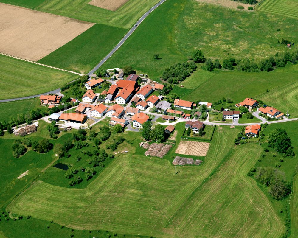 Luftaufnahme Poppenreut - Dorfkern am Feldrand in Poppenreut im Bundesland Bayern, Deutschland