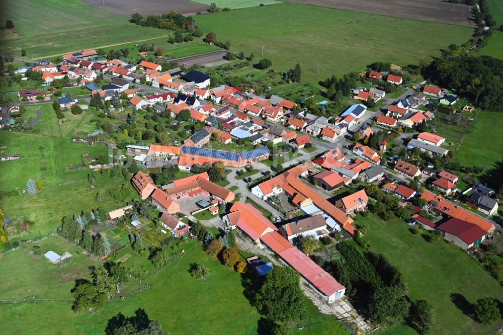 Luftbild Potzehne - Dorfkern am Feldrand in Potzehne im Bundesland Sachsen-Anhalt, Deutschland