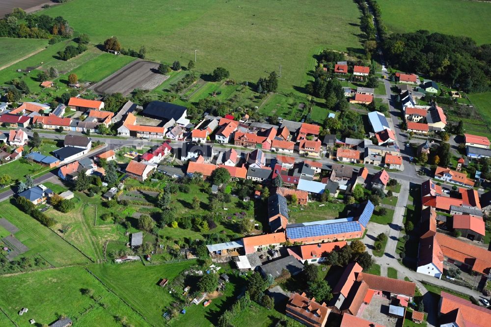 Luftaufnahme Potzehne - Dorfkern am Feldrand in Potzehne im Bundesland Sachsen-Anhalt, Deutschland