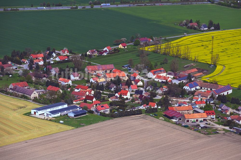 Prachenau von oben - Dorfkern am Feldrand in Prachenau im Bundesland Sachsen, Deutschland