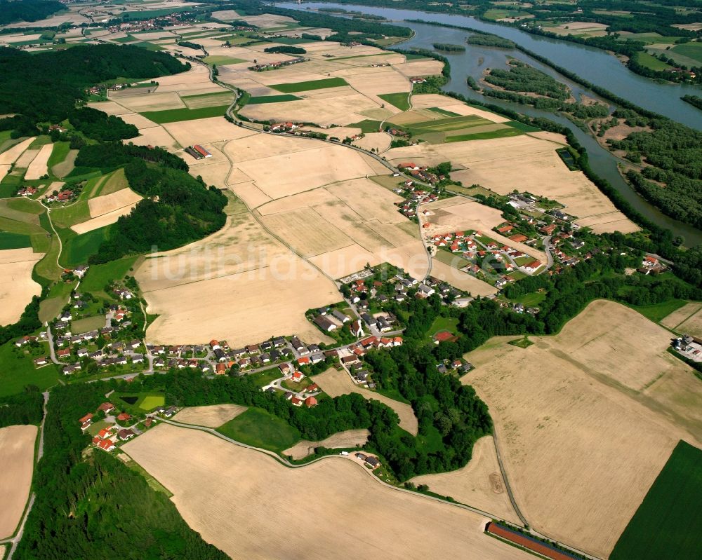 Luftaufnahme Prienbach - Dorfkern am Feldrand in Prienbach im Bundesland Bayern, Deutschland