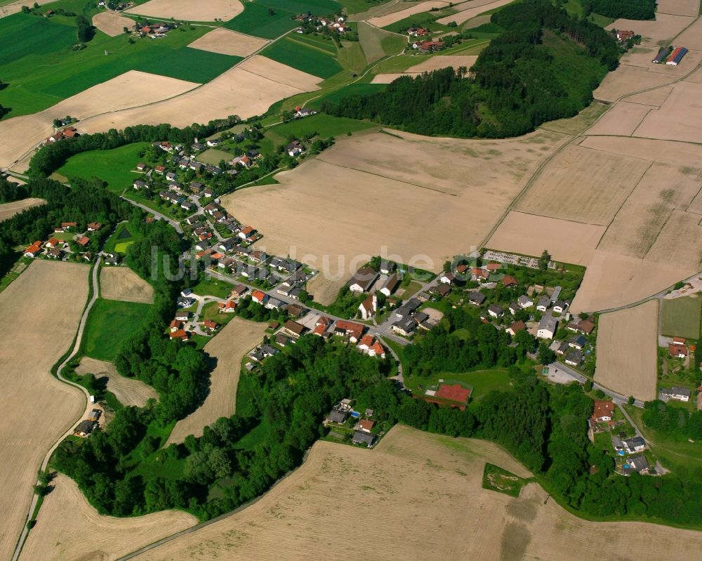 Prienbach aus der Vogelperspektive: Dorfkern am Feldrand in Prienbach im Bundesland Bayern, Deutschland