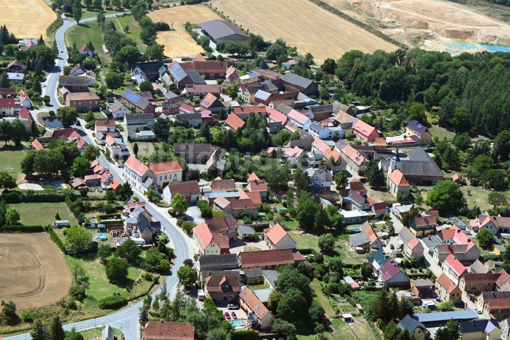 Prießnitz aus der Vogelperspektive: Dorfkern am Feldrand in Prießnitz im Bundesland Sachsen-Anhalt, Deutschland