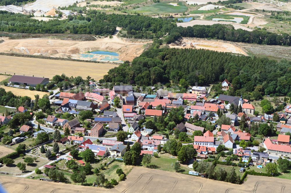 Luftaufnahme Prießnitz - Dorfkern am Feldrand in Prießnitz im Bundesland Sachsen-Anhalt, Deutschland