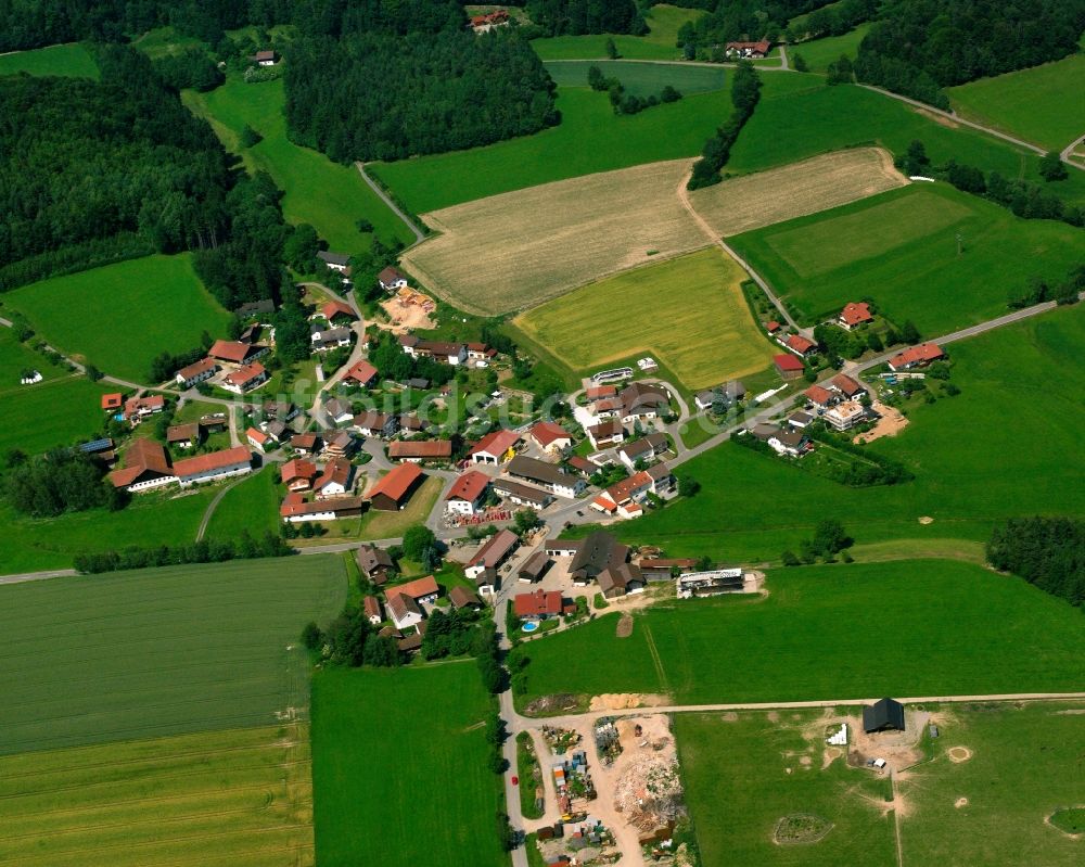 Prünstfehlburg aus der Vogelperspektive: Dorfkern am Feldrand in Prünstfehlburg im Bundesland Bayern, Deutschland