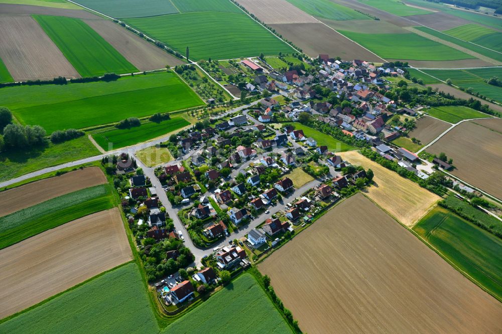 Püssensheim aus der Vogelperspektive: Dorfkern am Feldrand in Püssensheim im Bundesland Bayern, Deutschland