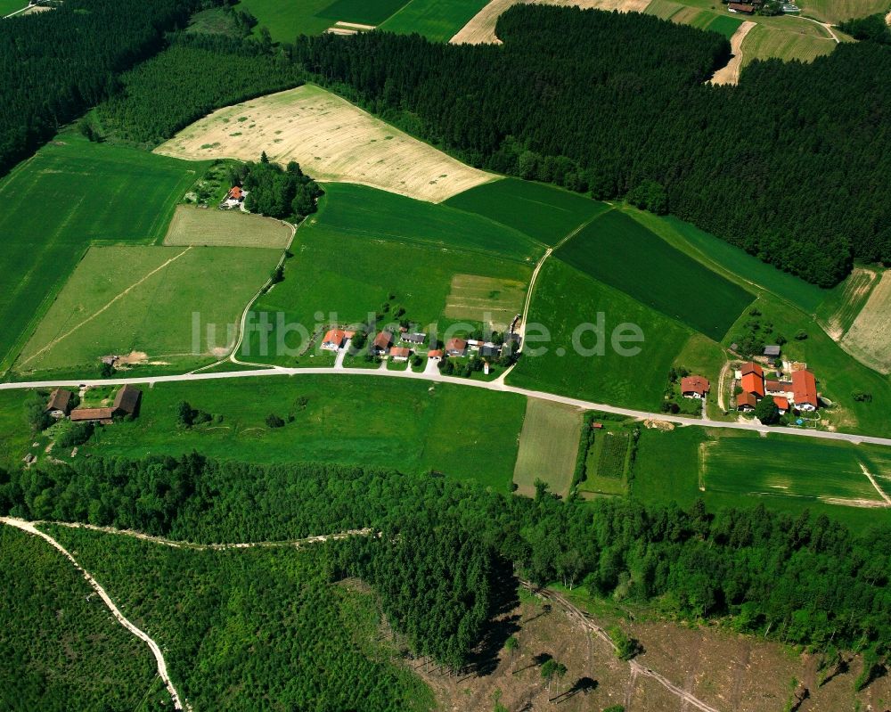 Pötzing von oben - Dorfkern am Feldrand in Pötzing im Bundesland Bayern, Deutschland