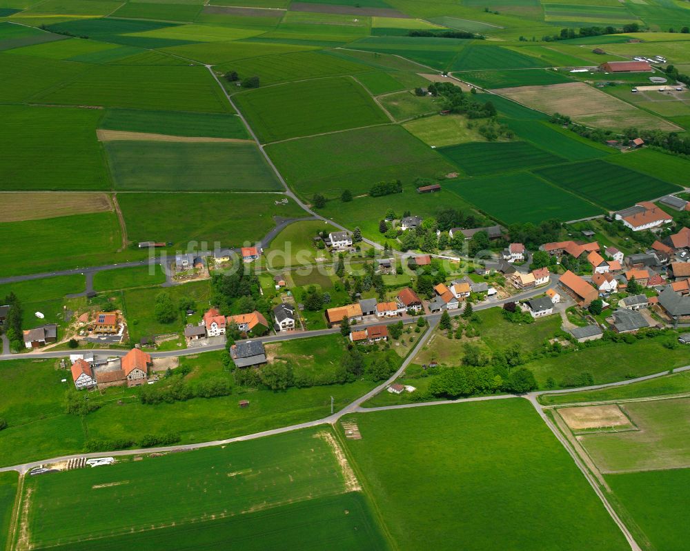 Queck aus der Vogelperspektive: Dorfkern am Feldrand in Queck im Bundesland Hessen, Deutschland