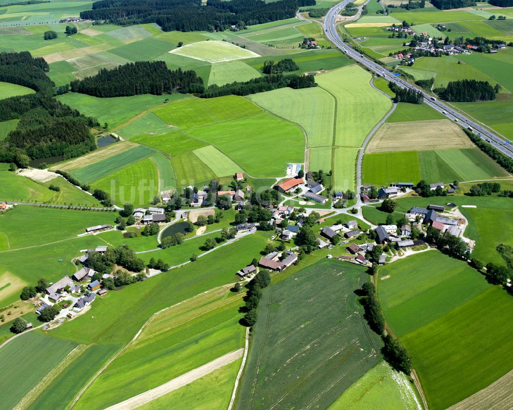 Querenbach von oben - Dorfkern am Feldrand in Querenbach im Bundesland Bayern, Deutschland