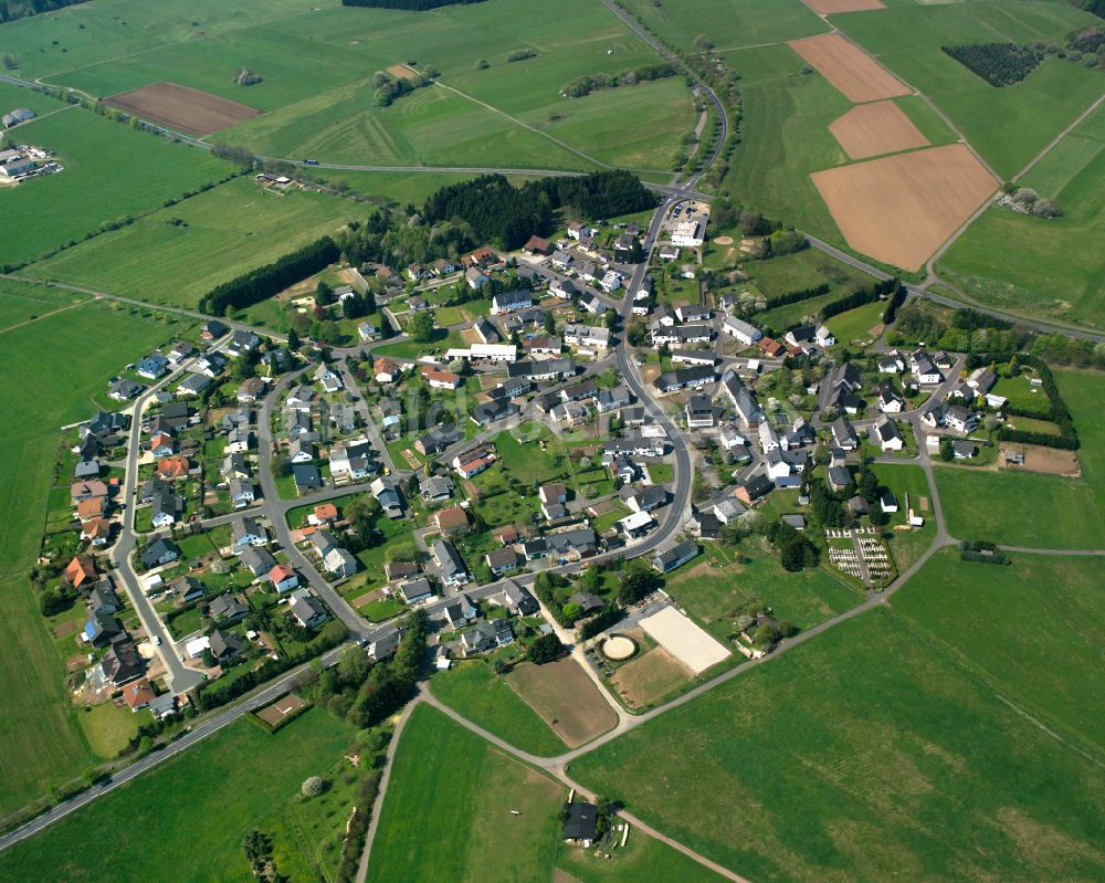 Rabenscheid aus der Vogelperspektive: Dorfkern am Feldrand in Rabenscheid im Bundesland Hessen, Deutschland