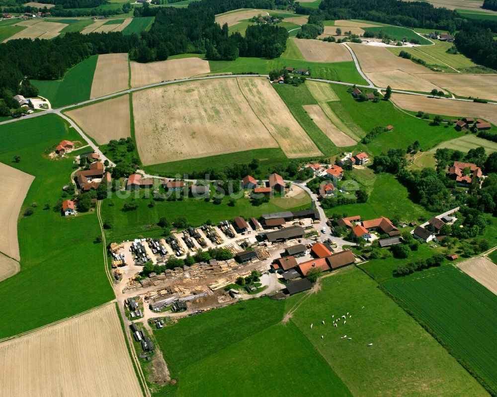 Rabensham aus der Vogelperspektive: Dorfkern am Feldrand in Rabensham im Bundesland Bayern, Deutschland