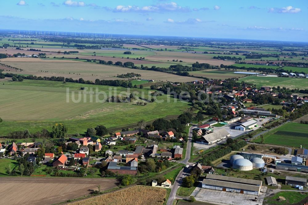 Rackith aus der Vogelperspektive: Dorfkern am Feldrand in Rackith im Bundesland Sachsen-Anhalt, Deutschland