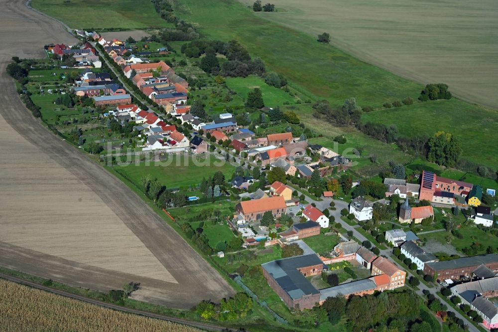 Rackith von oben - Dorfkern am Feldrand in Rackith im Bundesland Sachsen-Anhalt, Deutschland