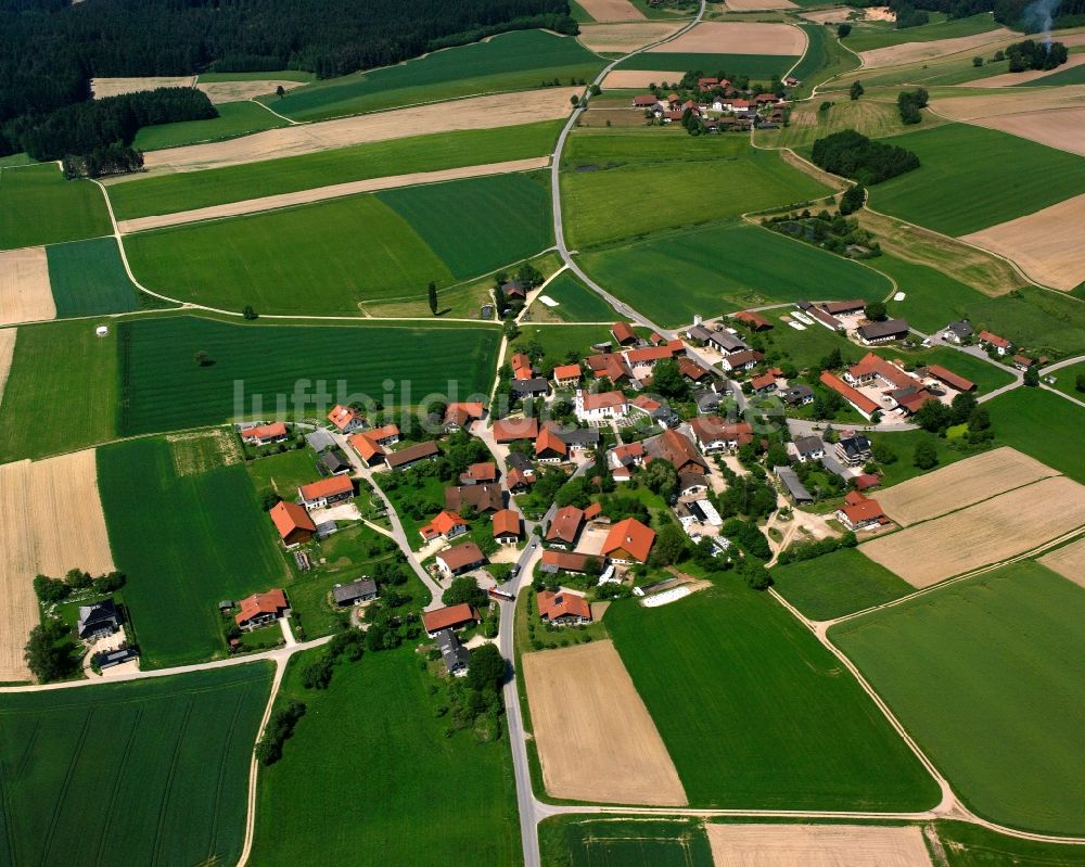 Luftbild Radlkofen - Dorfkern am Feldrand in Radlkofen im Bundesland Bayern, Deutschland