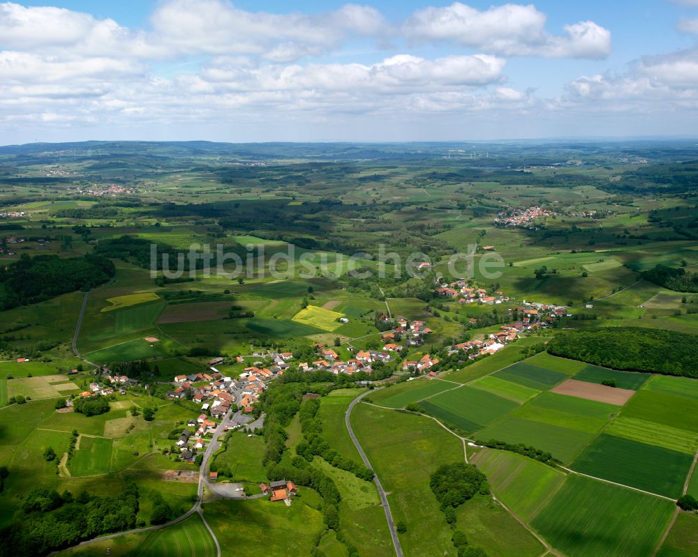 Radmühl von oben - Dorfkern am Feldrand in Radmühl im Bundesland Hessen, Deutschland