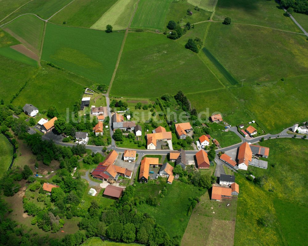 Radmühl aus der Vogelperspektive: Dorfkern am Feldrand in Radmühl im Bundesland Hessen, Deutschland