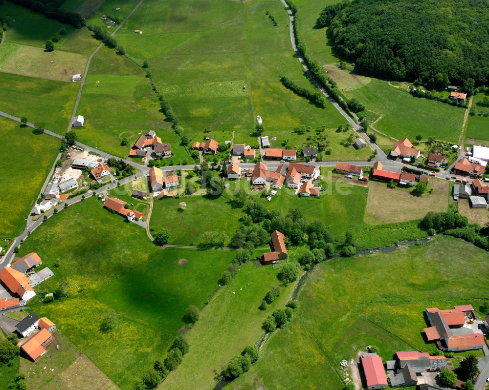 Radmühl von oben - Dorfkern am Feldrand in Radmühl im Bundesland Hessen, Deutschland