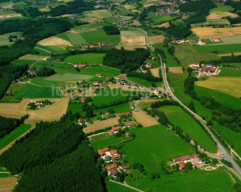 Radmoos aus der Vogelperspektive: Dorfkern am Feldrand in Radmoos im Bundesland Bayern, Deutschland