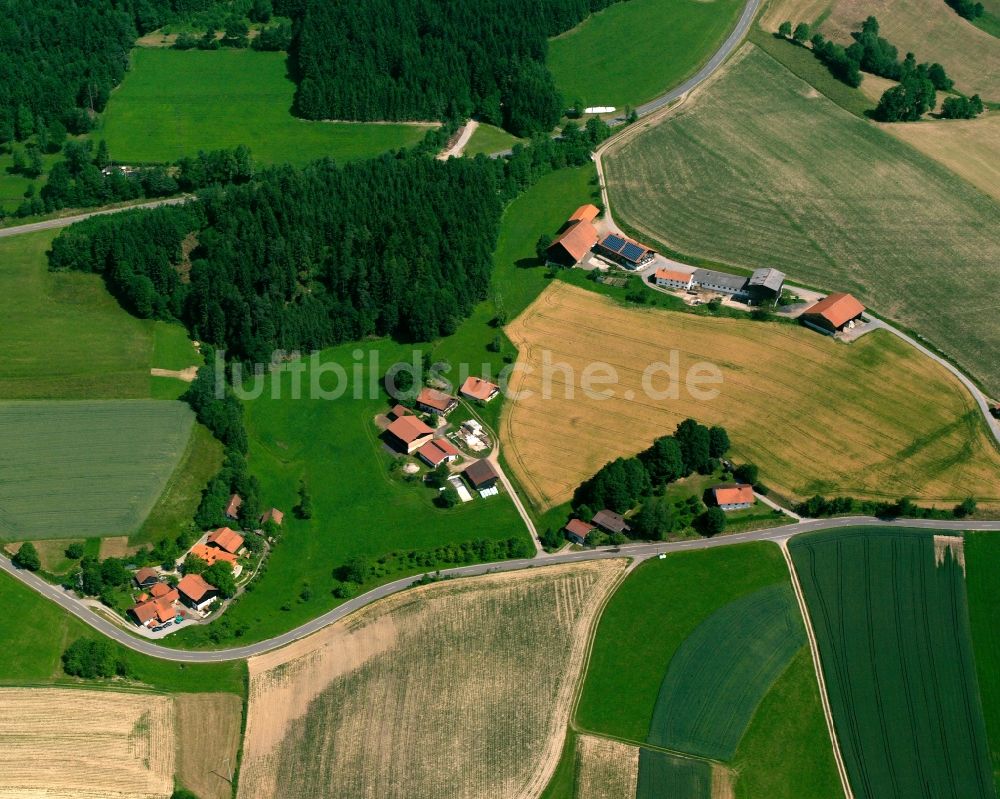 Radmoos aus der Vogelperspektive: Dorfkern am Feldrand in Radmoos im Bundesland Bayern, Deutschland