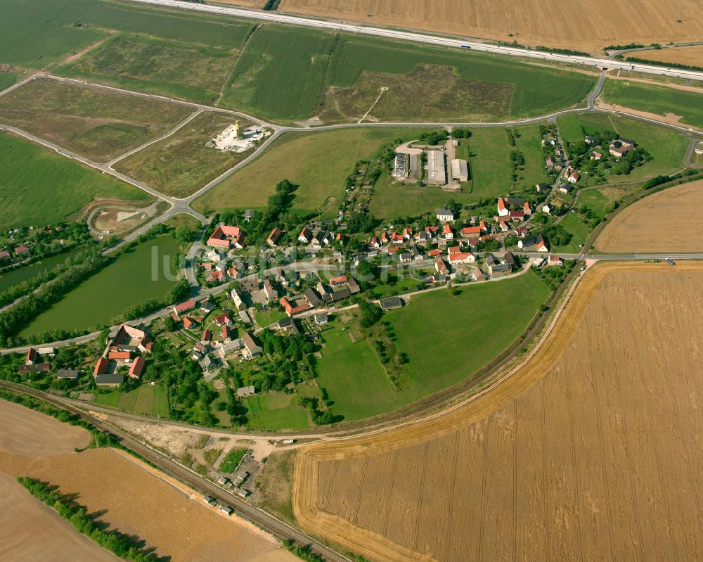 Raitzhain aus der Vogelperspektive: Dorfkern am Feldrand in Raitzhain im Bundesland Thüringen, Deutschland