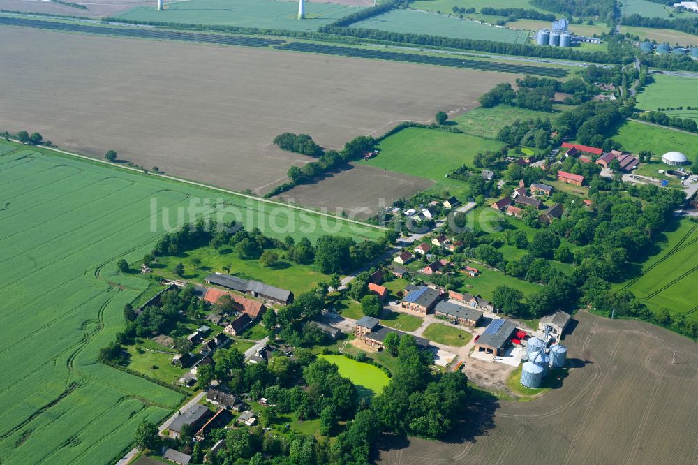 Rapshagen von oben - Dorfkern am Feldrand in Rapshagen im Bundesland Brandenburg, Deutschland