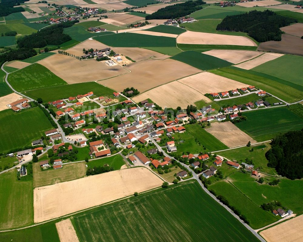 Rattenbach von oben - Dorfkern am Feldrand in Rattenbach im Bundesland Bayern, Deutschland