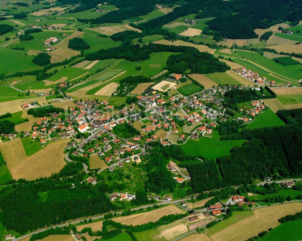 Rattenberg aus der Vogelperspektive: Dorfkern am Feldrand in Rattenberg im Bundesland Bayern, Deutschland