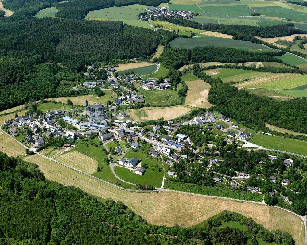 Luftbild Ravengiersburg - Dorfkern am Feldrand in Ravengiersburg im Bundesland Rheinland-Pfalz, Deutschland