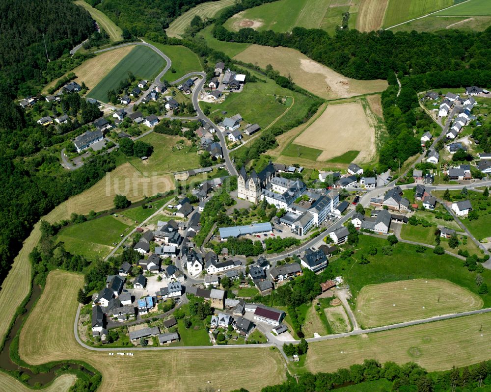 Ravengiersburg von oben - Dorfkern am Feldrand in Ravengiersburg im Bundesland Rheinland-Pfalz, Deutschland