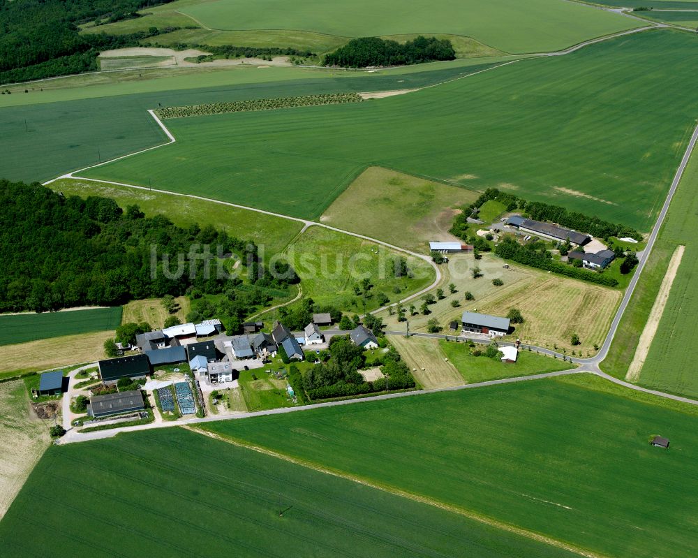 Ravengiersburg aus der Vogelperspektive: Dorfkern am Feldrand in Ravengiersburg im Bundesland Rheinland-Pfalz, Deutschland