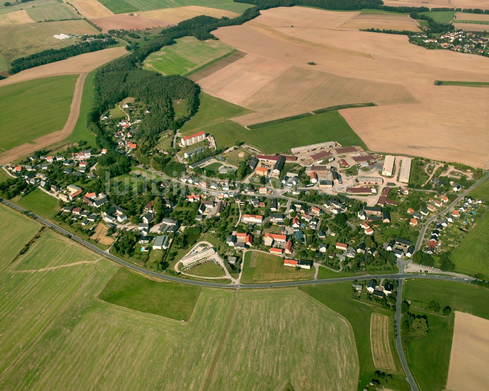 Rückersdorf aus der Vogelperspektive: Dorfkern am Feldrand in Rückersdorf im Bundesland Thüringen, Deutschland